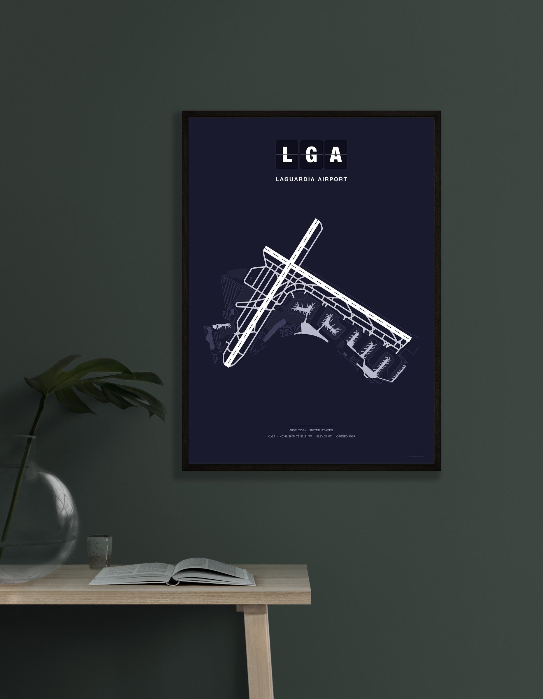 LGA LaGuardia Airport map - Dark style